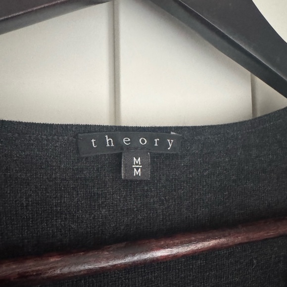 Theory Black V-Neck 100% Wool Long Sleeve Tunic Shirt Women’s Size Medium - Picture 4 of 5